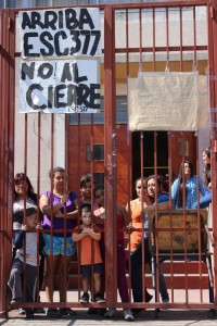 Estudiantes y miembros de la comunidad en frente a la Escuela Santo Domingo de Guzmán. Foto: Cerro Navia cierra sus colegios