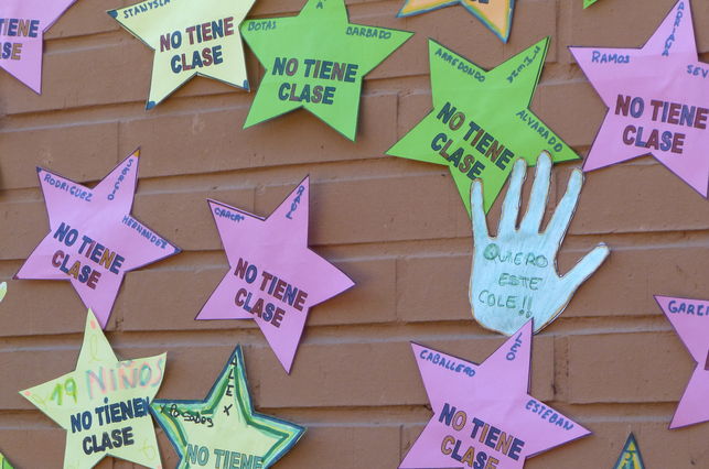 Mapa de estrellas con el nombre de los niños sin plaza en el colegio Arcipreste de Hita. Foto: L.O./El Diario